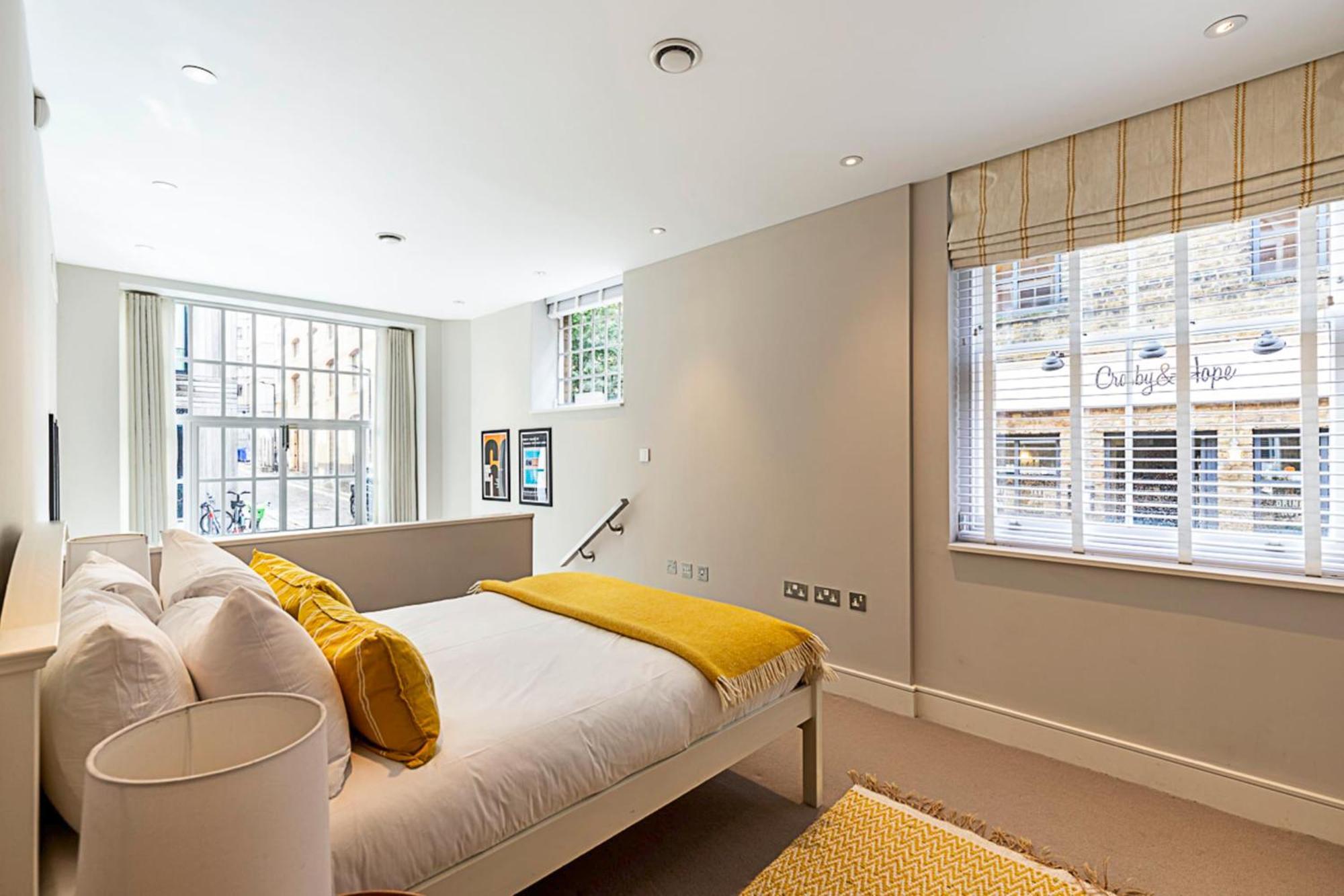 Vakantiehuis Pepys House A Modern Touch Of History *