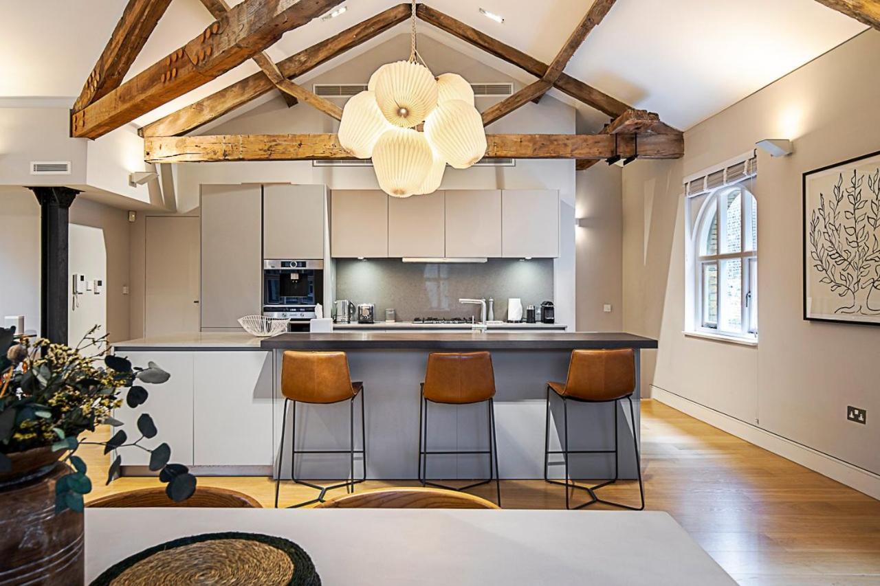 Vakantiehuis Pepys House A Modern Touch Of History Londen